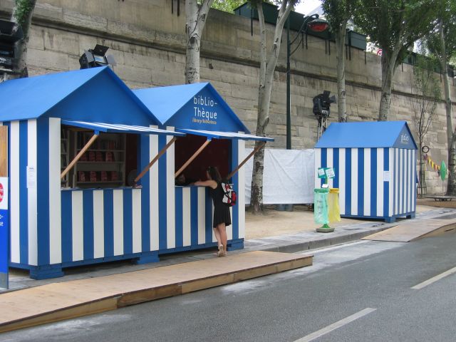 Il y aussi une bibliothque, sans doute une littrature de gare ( cause des quais...)
