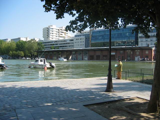 de bateaux, un badaud...