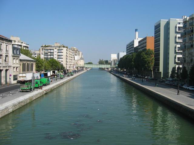 l, on est sur un pont pour traverser, et c'est la vue del'autre ct, vers La Vilette... 