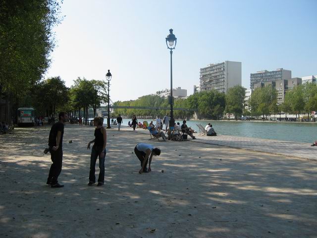on peut aussi jouer aux boules... des gens du quartier ont descendu les chaises (longues) et passent l'aprs-midi tranquilles...